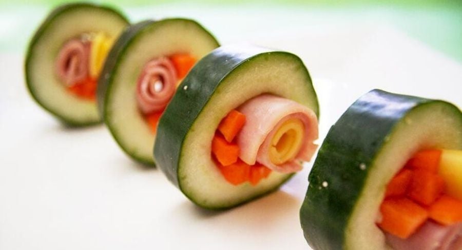 Sushi de pepino cohombro: Sirve espolvoreando un poco de ajonjolí sobre los rollos.