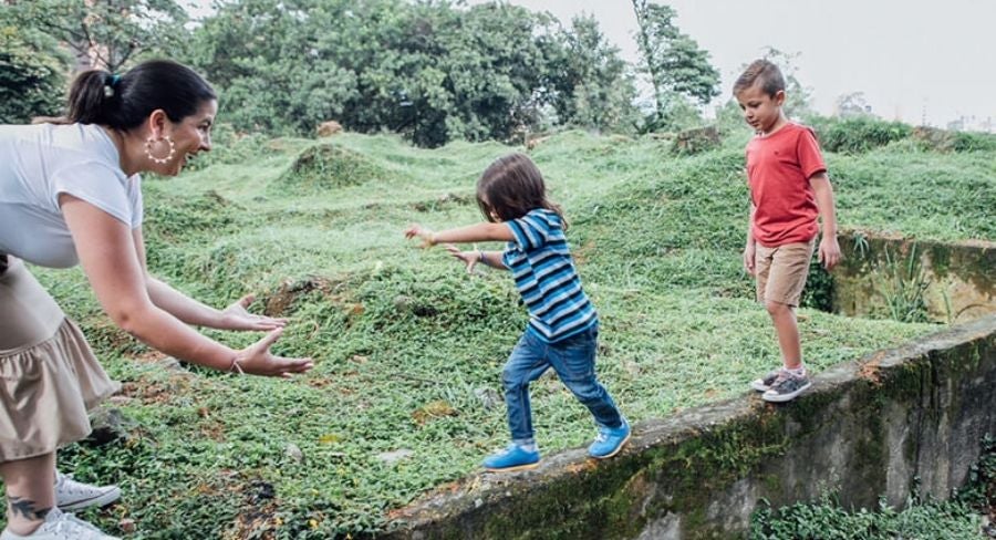 mamá e hijos jugando
