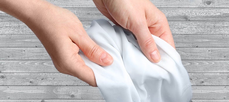 Voltea la prenda de adentro hacia afuera. Lava a mano con un poco de detergente líquido formando una “bolita” con la prenda. Extiende y seca sobre una superficie plana