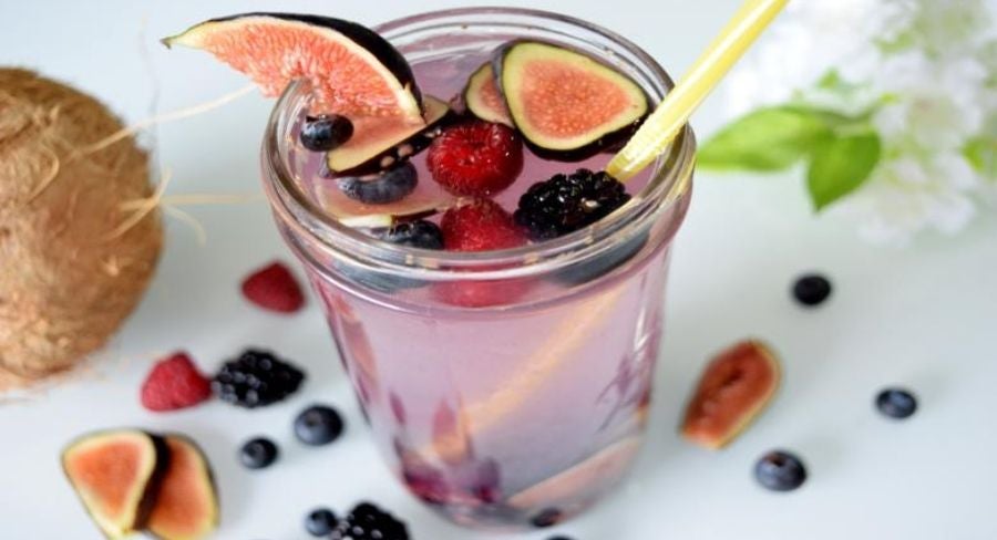 Bebidas refrescantes para el verano: agua de coco con frutos rojos