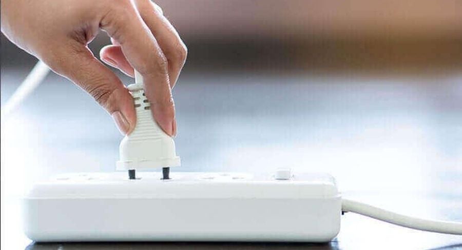 Desenchufando aparato eléctrico