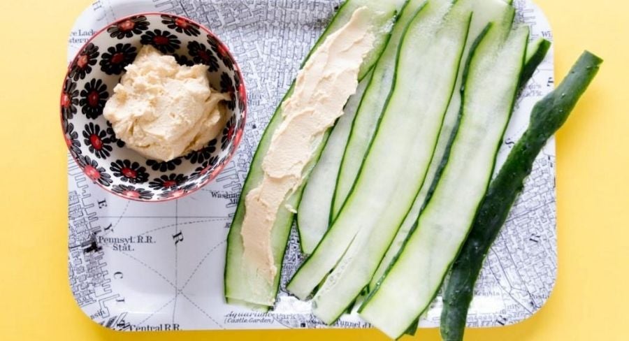 Rollos de pepino: Con un cuchillo toma un poco de hummus y úntalo a lo largo del pepino.