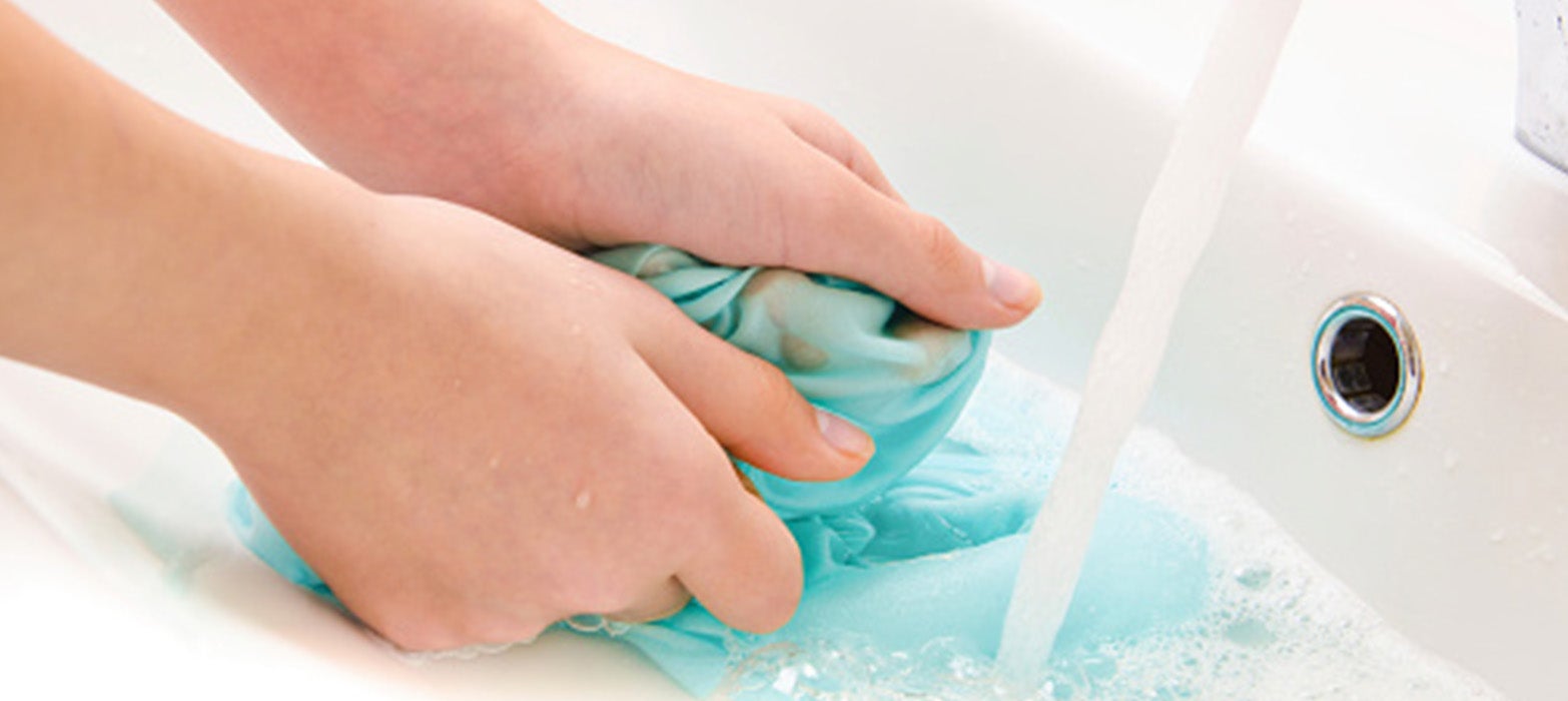 Pon un chorrito de vinagre sobre la mancha de óxido, usa un trapo y da pequeños golpes sobre la mancha de vinagre, coloca la prenda bajo el sol y observa como las manchas desaparecen