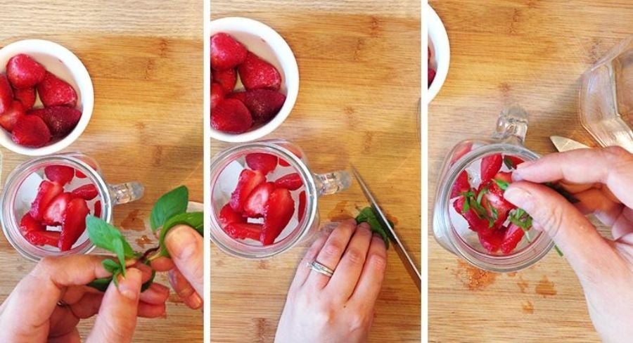 Infusiones de agua fresca con frutas: fresas y menta fresca