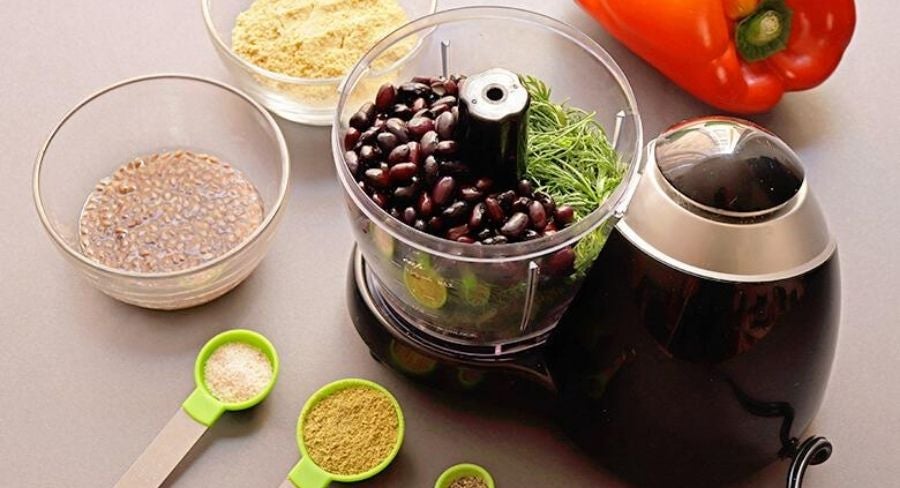 Hamburguesas de frijol: En un picatodo o licuadora agrega la taza de fríjoles negros, el perejil y el cilantro, y licúa hasta que quede todo picado.