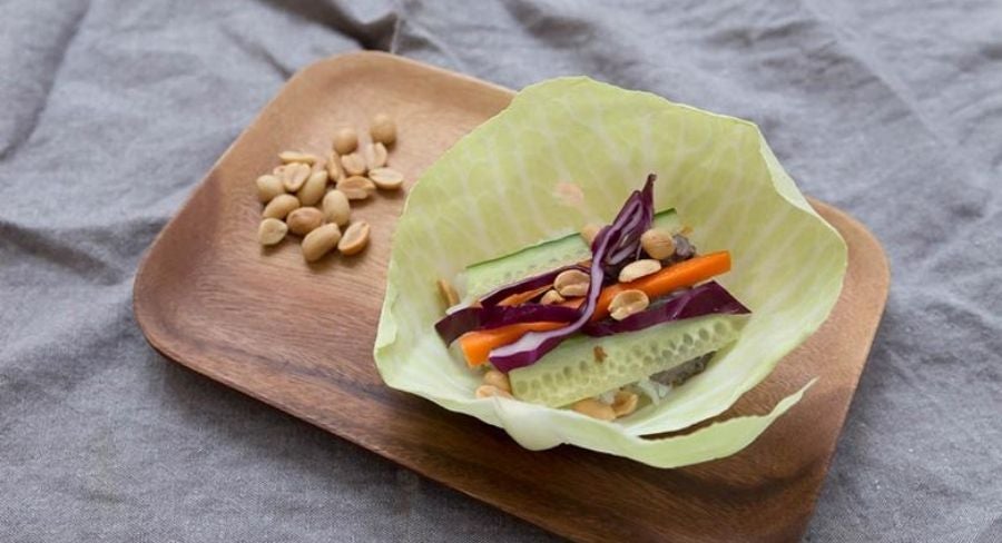 Rollos de vegetales: Agrega los cacahuates y enrolla cuidadosamente