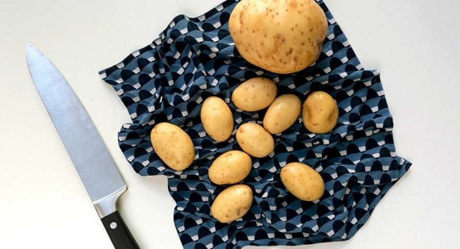 Pelar papas cocidas