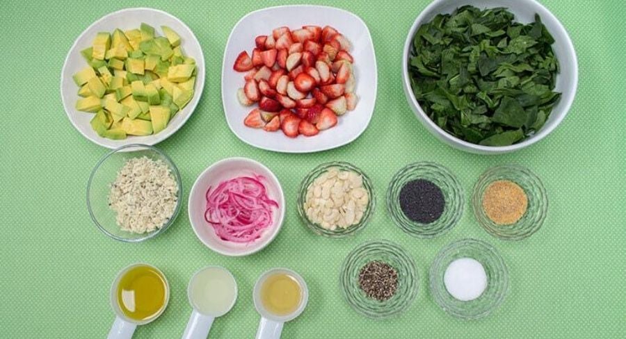 Ingredientes para preparar una ensalada navideña