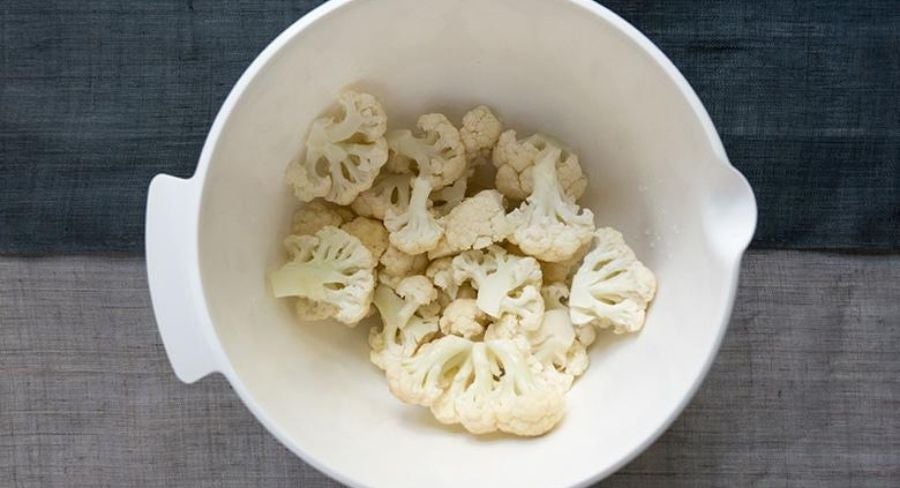 Preparación de nuggets de coliflor: Corta el coliflor en pequeños floretes
