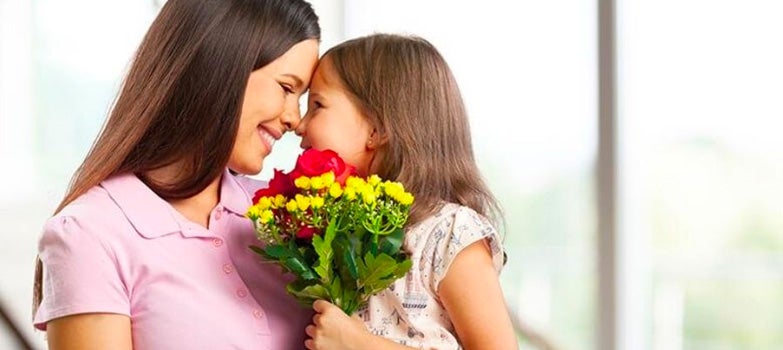 Madre e hija sonriendo