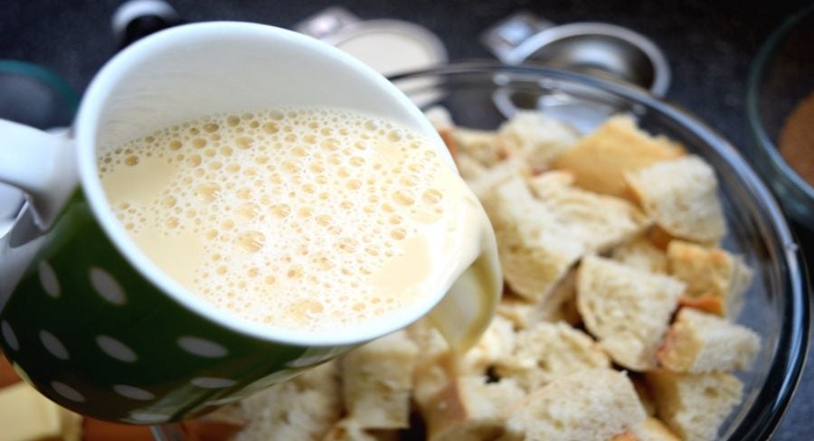 Paso a paso para hacer budín de pan con arándanos