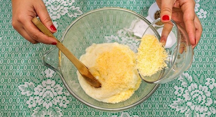 Puré de coliflor y queso parmesano: Agrega el queso parmesano y mezcla.