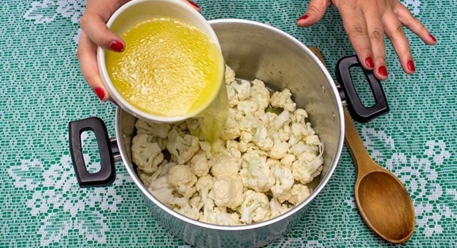 Puré de coliflor y queso parmesano: Pon la coliflor en una olla y agrega el caldo de pollo, o de verduras si prefieres una alternativa vegetariana.