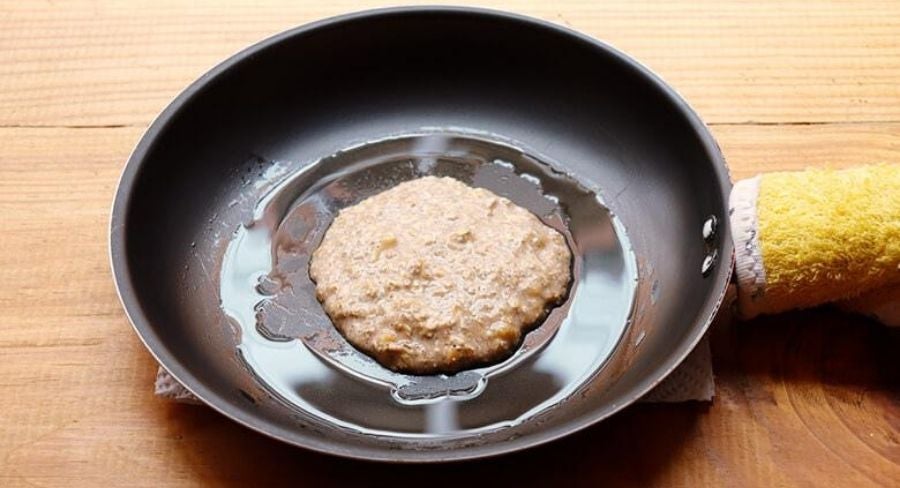 Procedimiento para hacer pancakes bajos en calorías y saludables: En una sartén pon un poco de aceite de coco y con un cucharón agrega un poco de la mezcla en forma de círculo
