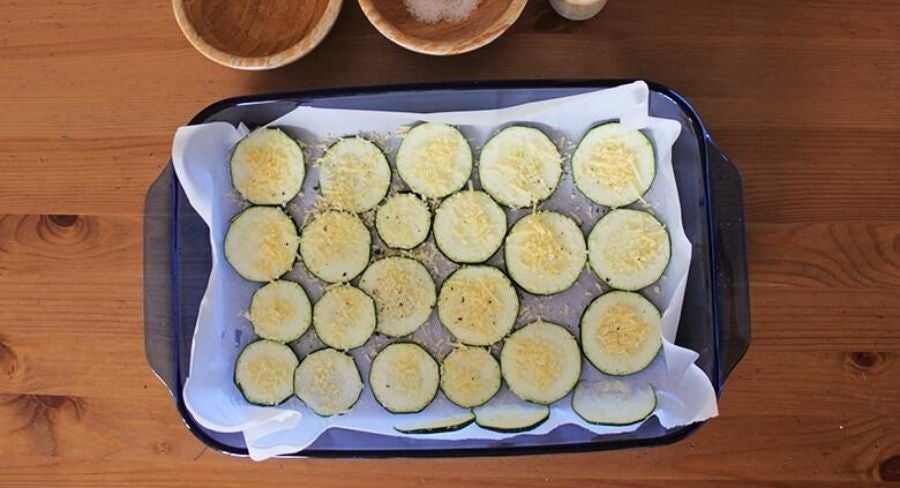 Chips de zucchini con parmesano y sal marina: procedimiento