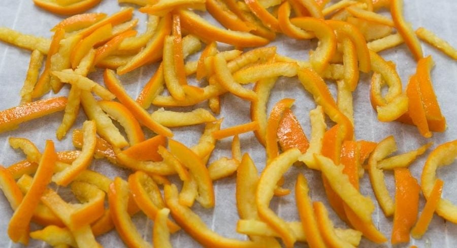 Deliciosos dulces con cáscara de naranjas