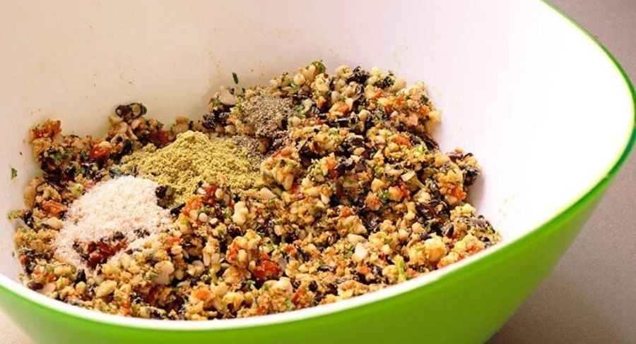 Hamburguesas de frijol: Como toque final agrega las especias y mezcla todos los ingredientes en el bowl.