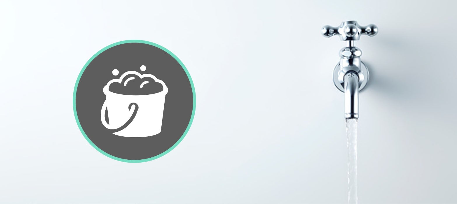 Llena una cubeta de plástico o un contenedor con agua y asegúrate de que la temperatura sea la correcta para el tipo de ropa que estés remojando. Sumerge la ropa en el contenedor con agua y detergente