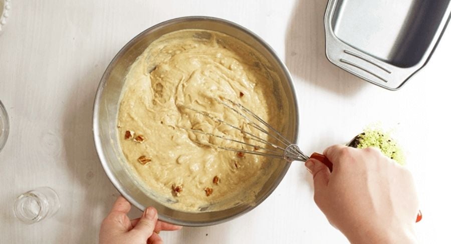 Budín de banana: Agrega la mezcla de los ingredientes secos y revuelve hasta desintegrar todos los grumos.