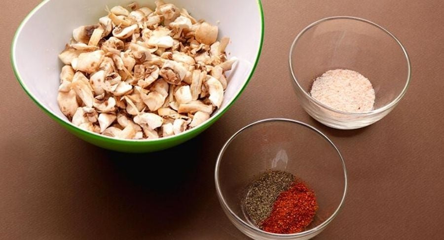 Pollo vegano: Agrega las especias en el bowl de los champiñones y mezcla.