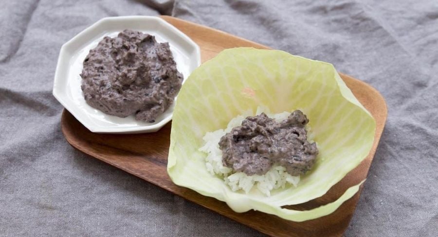 Rollos de vegetales: Ahora agrega dos cucharadas de frijoles refritos.