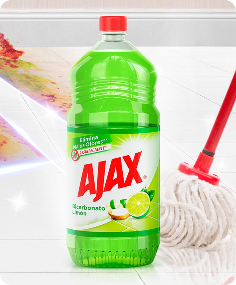 Limpiador multiusos Ajax Bicarbonato Limón junto a trapeador y piso brillante desinfectado.