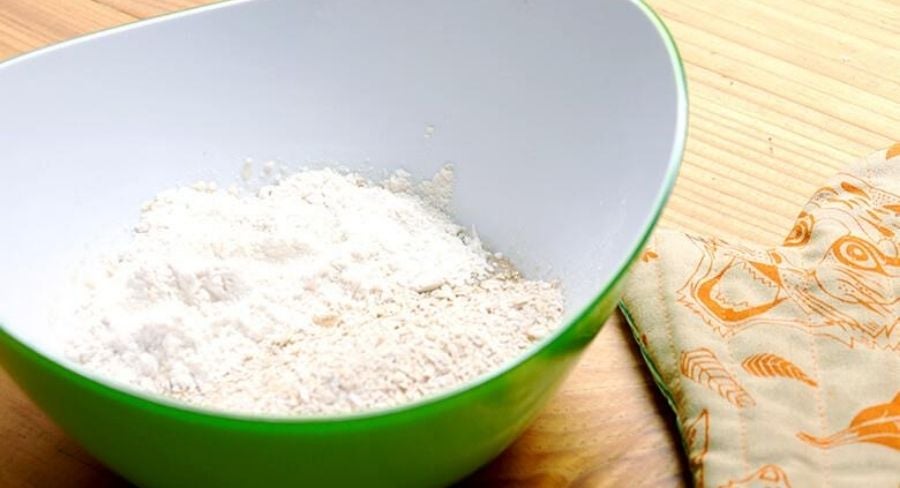 Galletas veganas: Agrega la harina de trigo, el bicarbonato, la sal y la avena. Mezcla bien hasta que quede la mezcla homogénea. Deja reposar unos minutos.