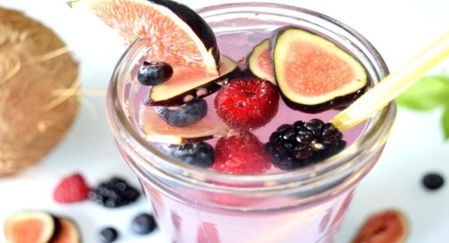 Bebidas refrescantes para el verano: agua de coco con frutos rojos