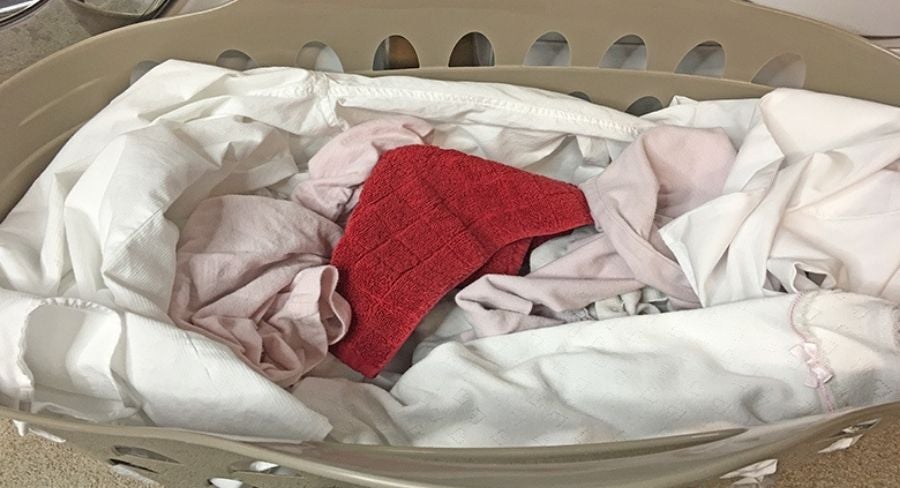 Cómo quitar manchas en ropa blanca