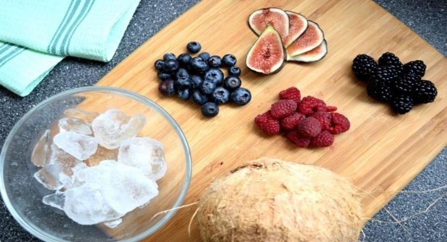 Bebidas refrescantes para el verano: agua de coco con frutos rojos