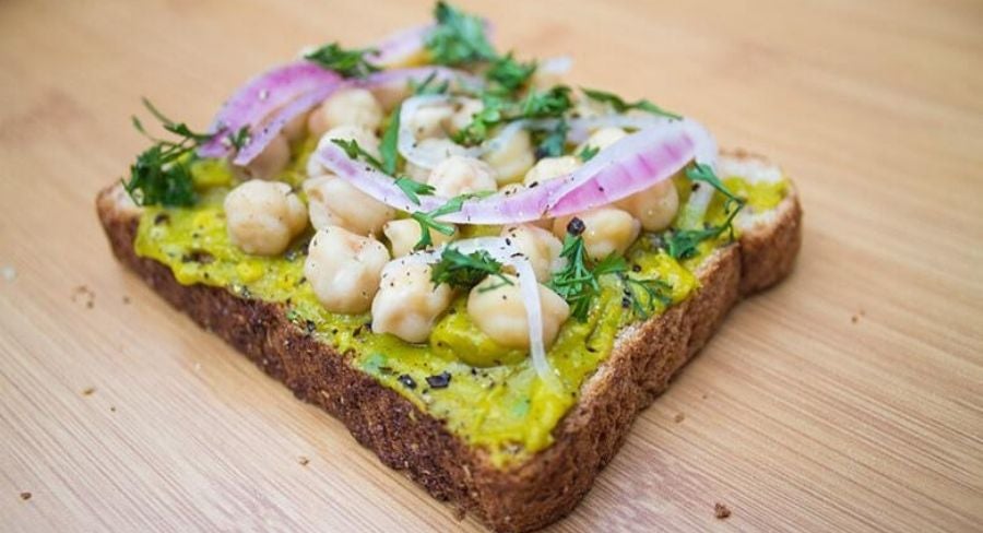 Tostadas de guacamole al curry, garbanzos y cebolla roja