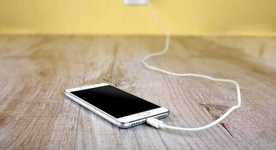 Celular cargando con el cable USB