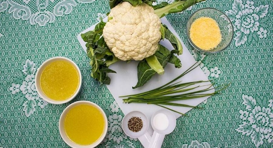 Ingredientes para preparar puré de coliflor y queso parmesano