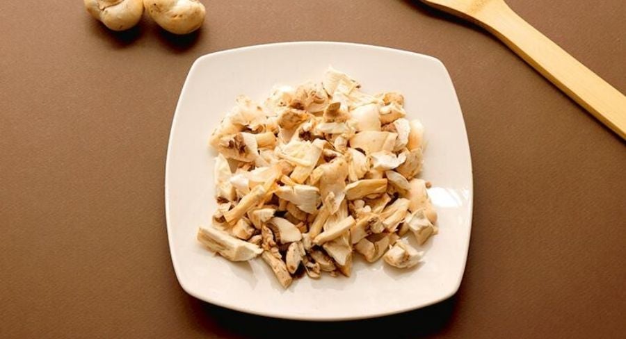 Pollo vegano: Con tus dedos desmenuza y pela con cuidado los champiñones. Esto nos dará la ilusión del “pollo”.