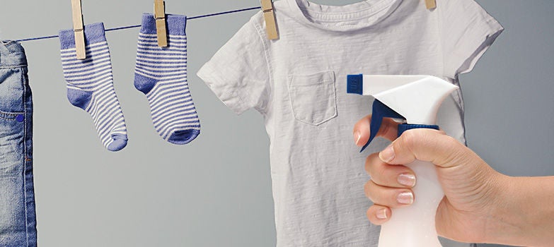 Crea tu propia mezcla de forma rápida y segura. Necesitas 2 tazas de agua, 1 cucharada de vinagre y 1 cucharada de acondicionador, mezcla y aplica sobre la prenda