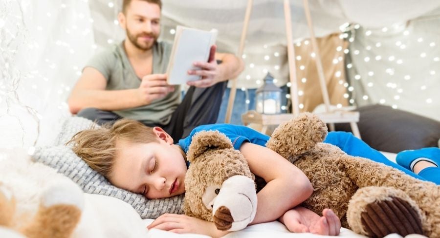 Consejos para ser un buen padre: leer un cuento a su lado