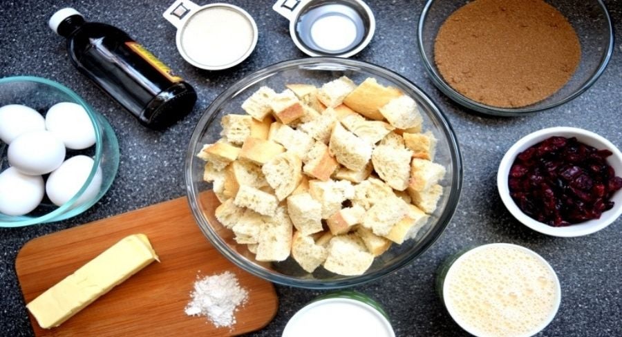 Ingredientes para preparar budín de pan con arándanos