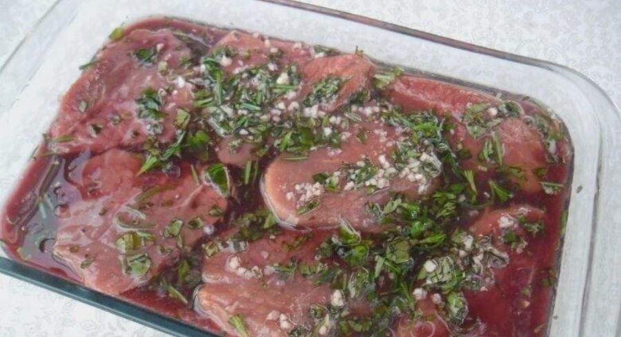 Paso a paso para marinar carne con hierbas y vino