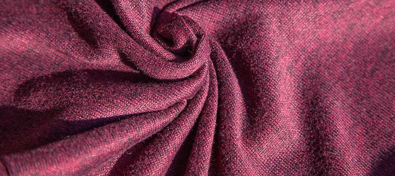 Llena un contenedor con agua fría, sumerge la prenda volteada de adentro hacia afuera. Lava a mano usando un poco de detergente líquido y sécala en una superficie plana