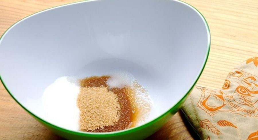 Galletas veganas: Precalienta el horno a 180 grados. Empieza mezclando en un bowl el azúcar morena, la vainilla, la taza de azúcar blanca y el aceite de coco.