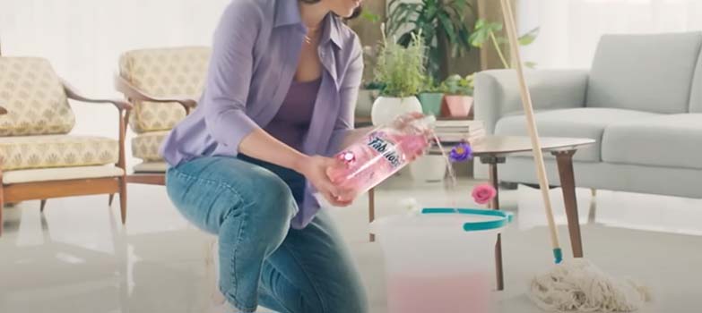 Mujer preparando mezcla de flores aromatizantes