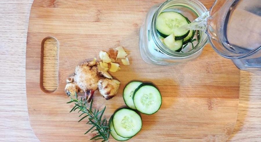 Infusiones de agua fresca con frutas: pepino, jengibre y romero