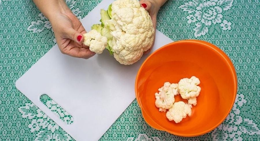 Puré de coliflor y queso parmesano: Lava y desmenuza la coliflor en pequeños gajos o “arbolitos”.