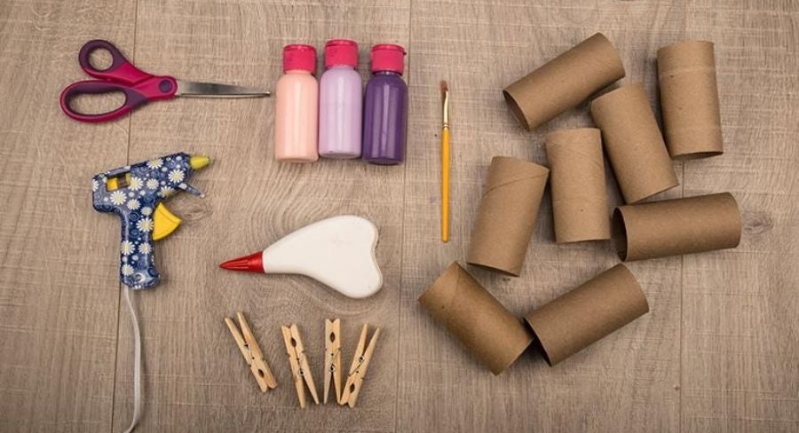 Materiales para hacer flores hechas de tubos de papel higiénico