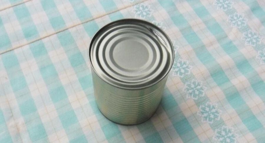 Cómo abrir una lata sin abrelatas