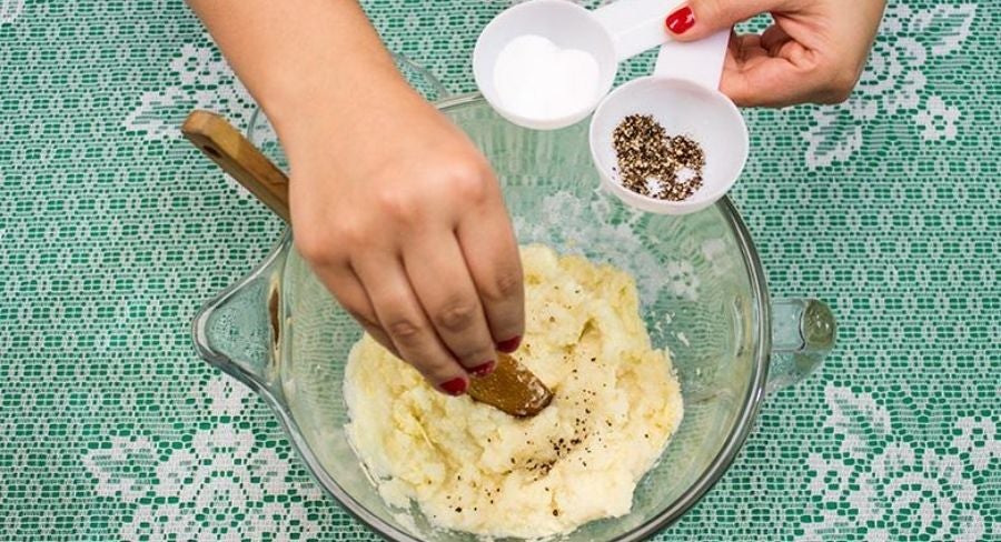 Puré de coliflor y queso parmesano: Añade sal y pimienta al gusto