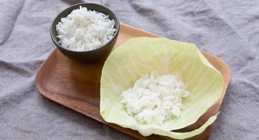 Rollos de vegetales: Toma una hoja de repollo o lechuga y agrega dos cucharadas de arroz.
