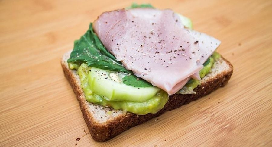 Tostadas de guacamole, pepino y jamón