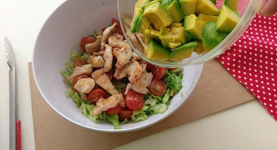 Paso a paso para hacer una ensalada de pollo