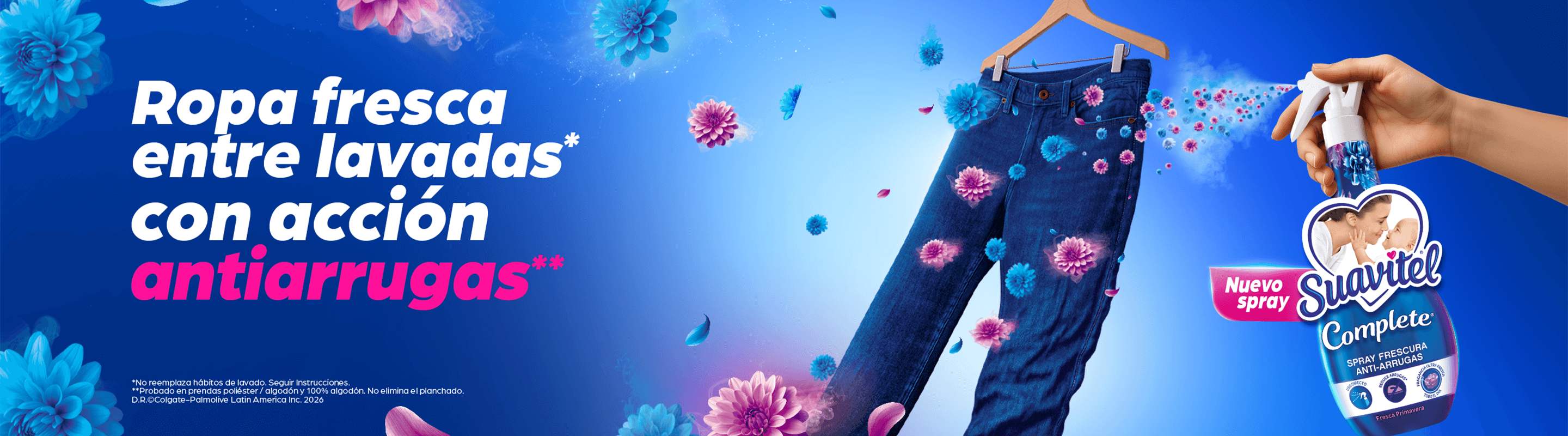 Jeans azules colgados siendo rociados con Suavitel Complete Spray Frescura Antiarrugas